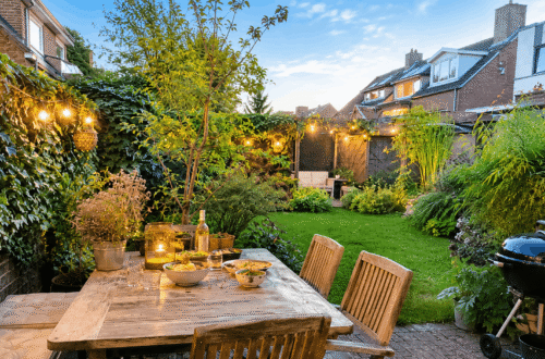 Zomeravonden in de tuin sfeer, eten en gezelligheid buiten